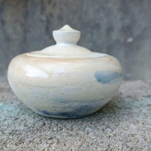 Kis edény fedővel.